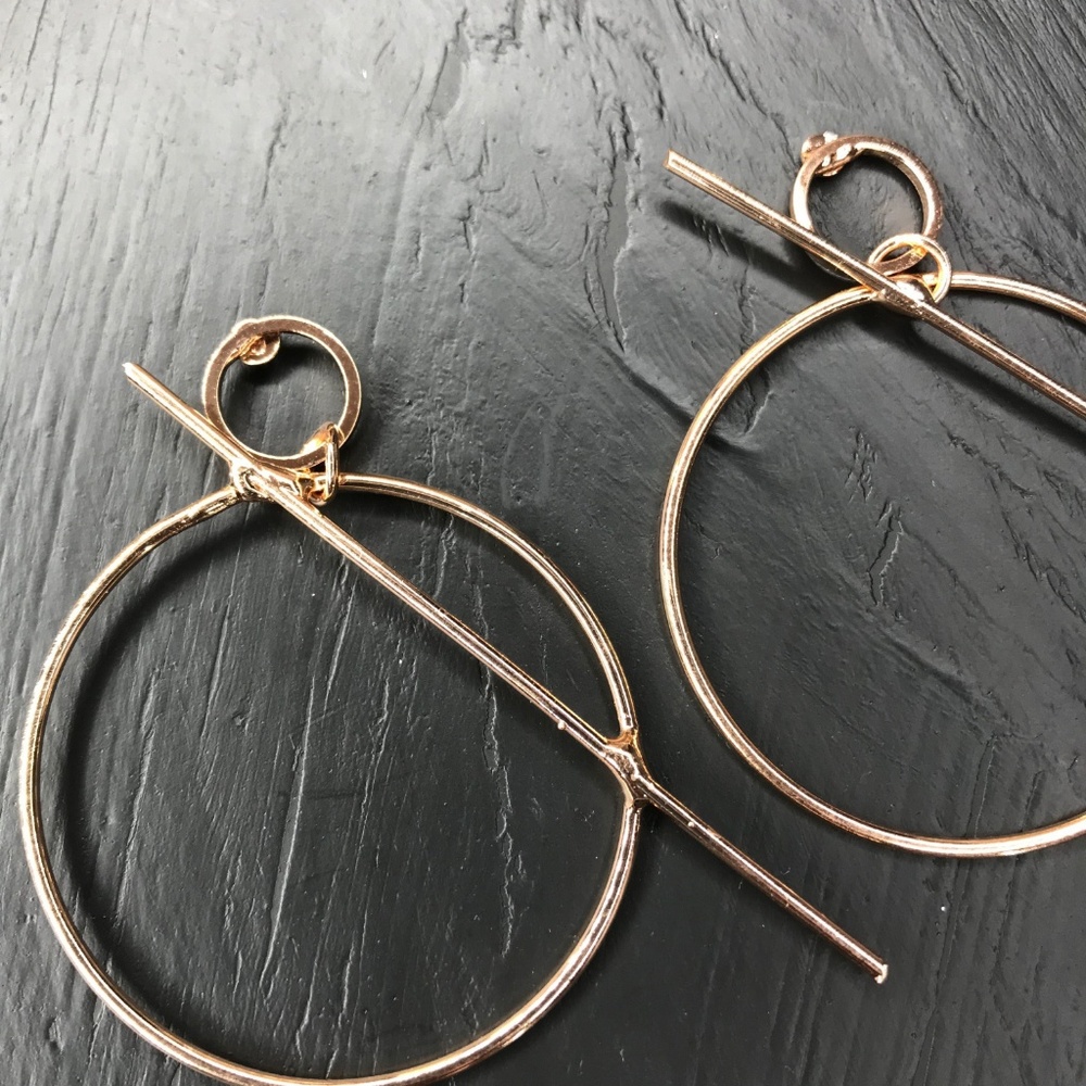 🆑 Geo Bar Hoops in Gold - Picture 3 of 5